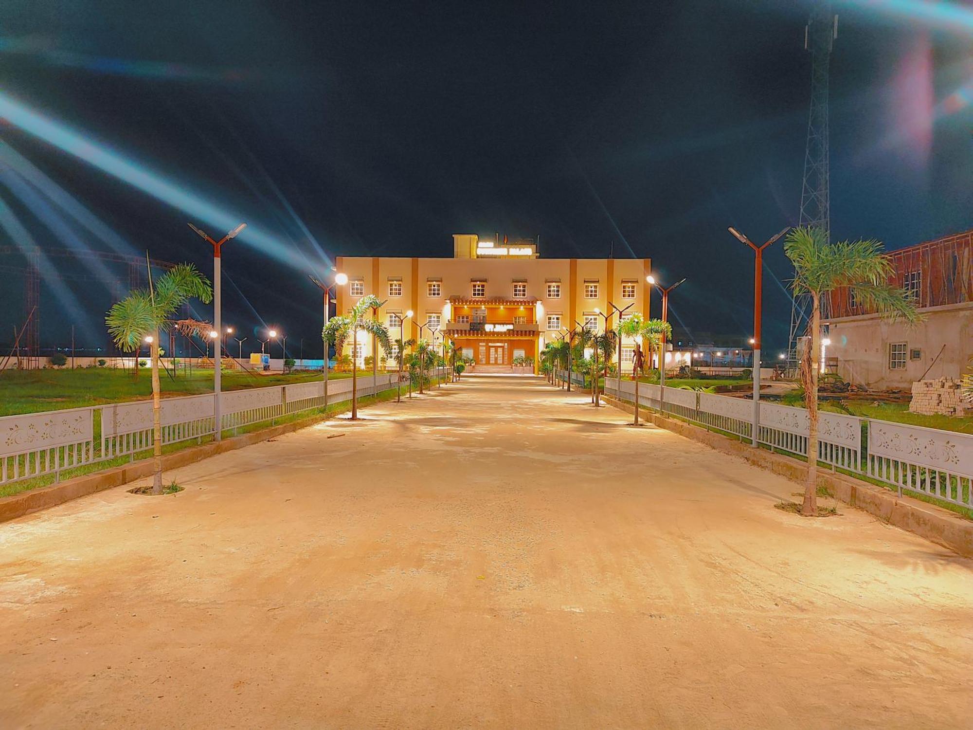 Avadh Sunshine Palace Hotel And Resort Ayodhya Zewnętrze zdjęcie
